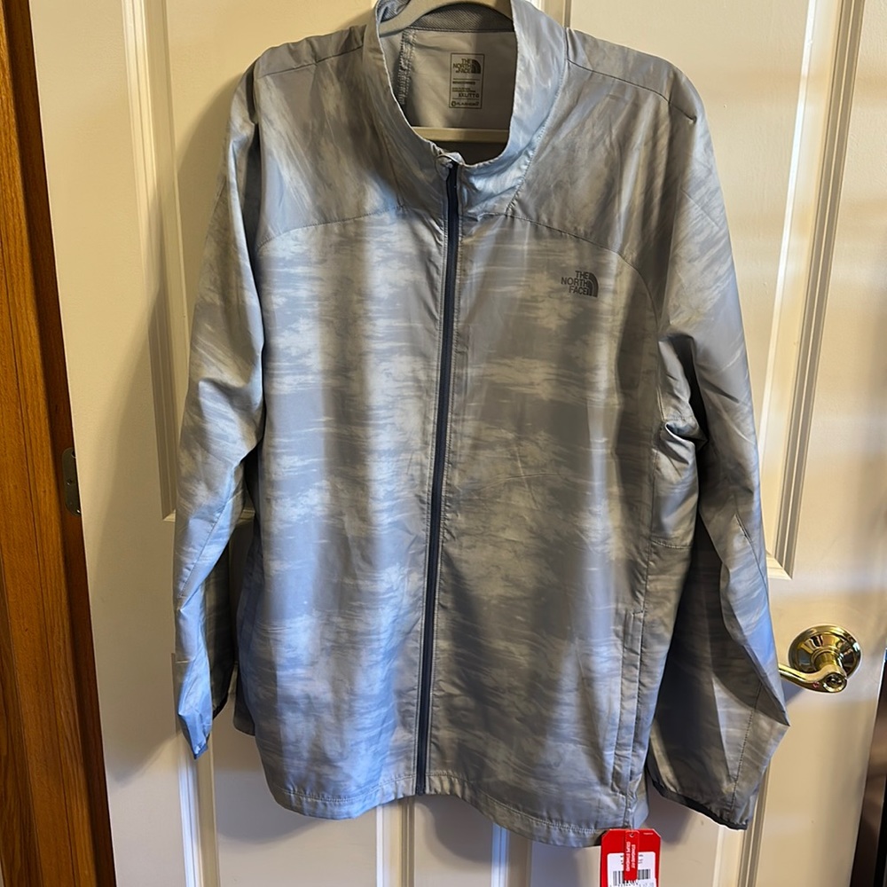 NWT Men’s North Face running jacket. Size 2xl